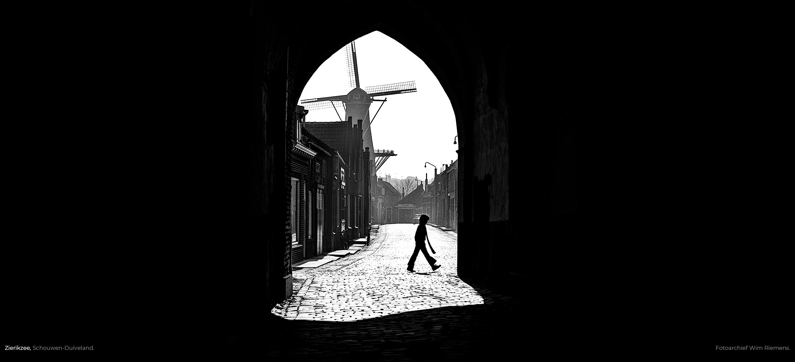 Een doorkijkje in het Zeeuwse Zierikzee met wandelaar, Wim Riemens fotografie.