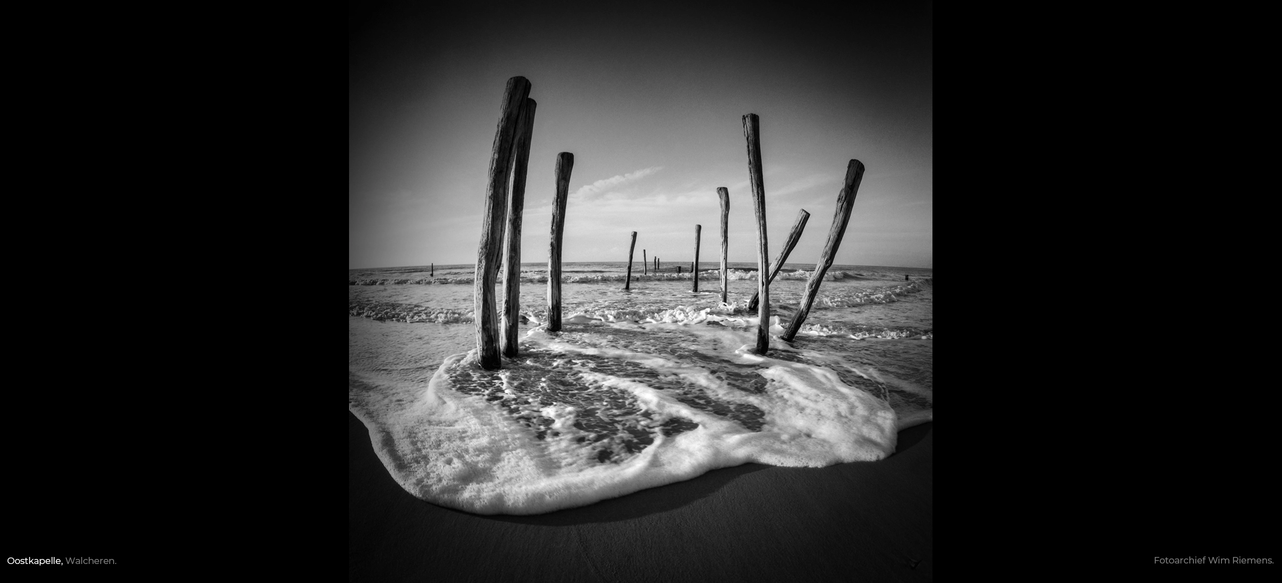 Een oud Zeeuws paalhoofd in de zee van Oostkapelle uit het fotoarchief van Wim Riemens.