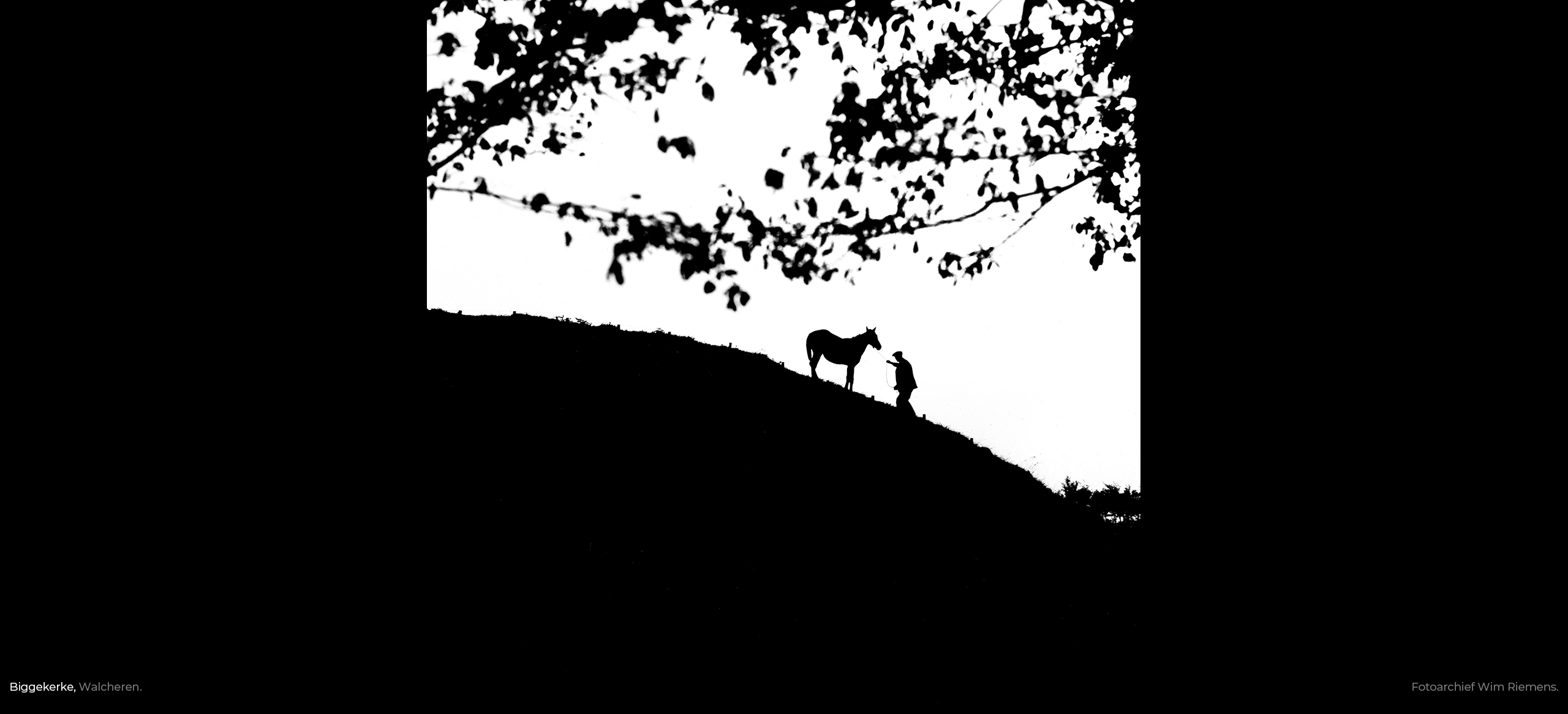 Boer met paard op vliedberg te Biggekerke op Walcheren, zwart-wit foto van Wim Riemens fotograaf.