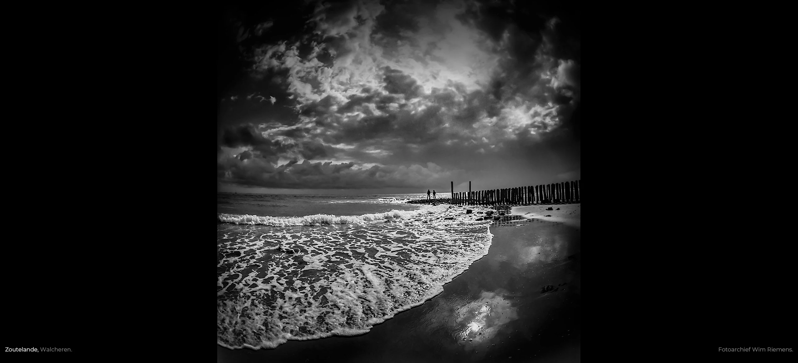 Zee, strand en paalhoofd in prachtig licht te Zoutelande, fotografie Wim Riemens