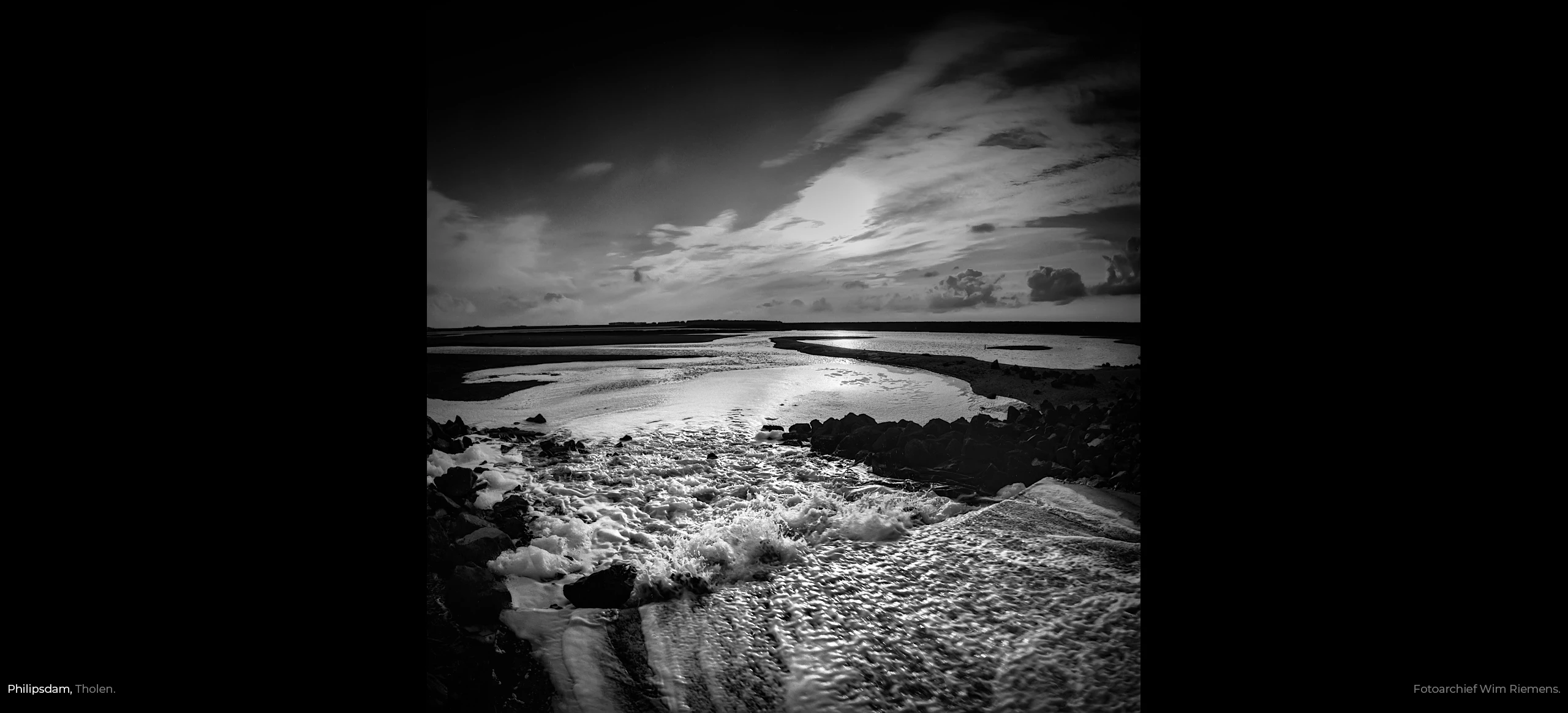 Stromend water bij de Philipsdam in Tholen, zwart-wit foto Wim Riemens