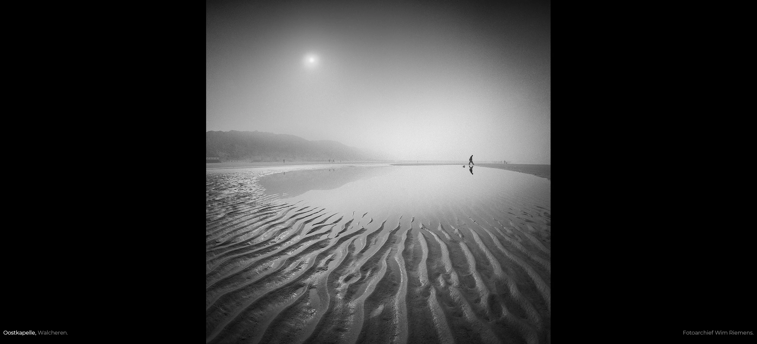 Wandelaar op strand in mist Oostkapelle, fotoarchief Wim Riemens.