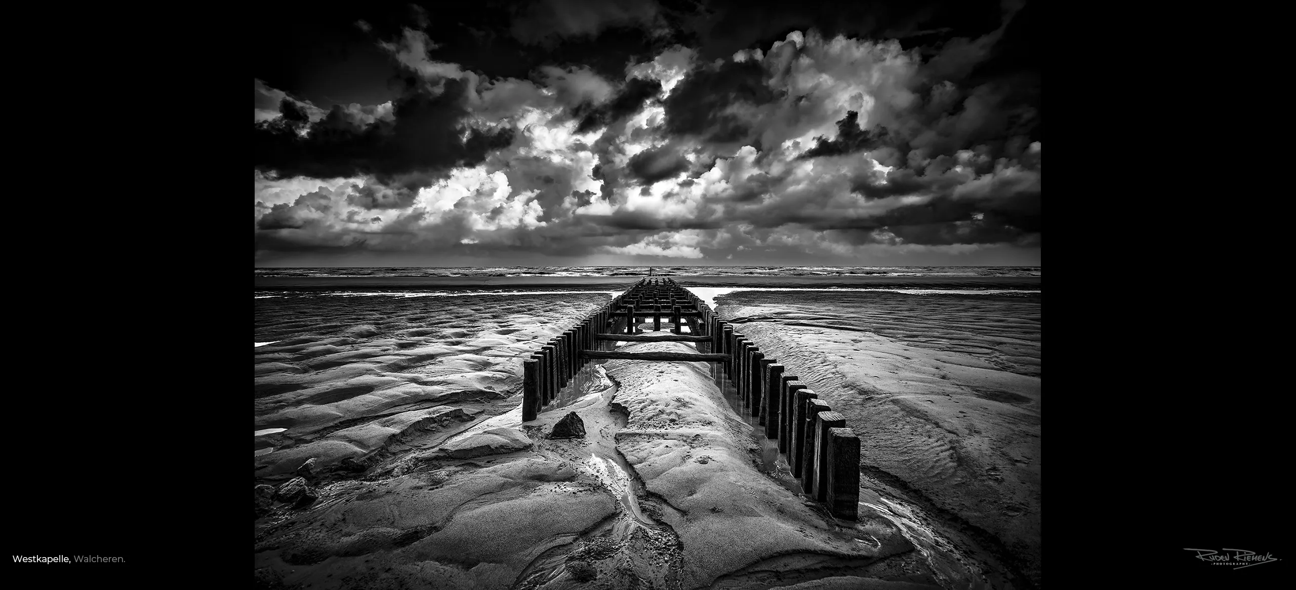 Paalhoofden in Zeeland, de iconen van deze Nederlandse provincie onder de allermooiste wolkenluchten. Fotograaf Ruden Riemens weet ze als geen ander vast te leggen, een prachtige foto voor thuis aan de muur.