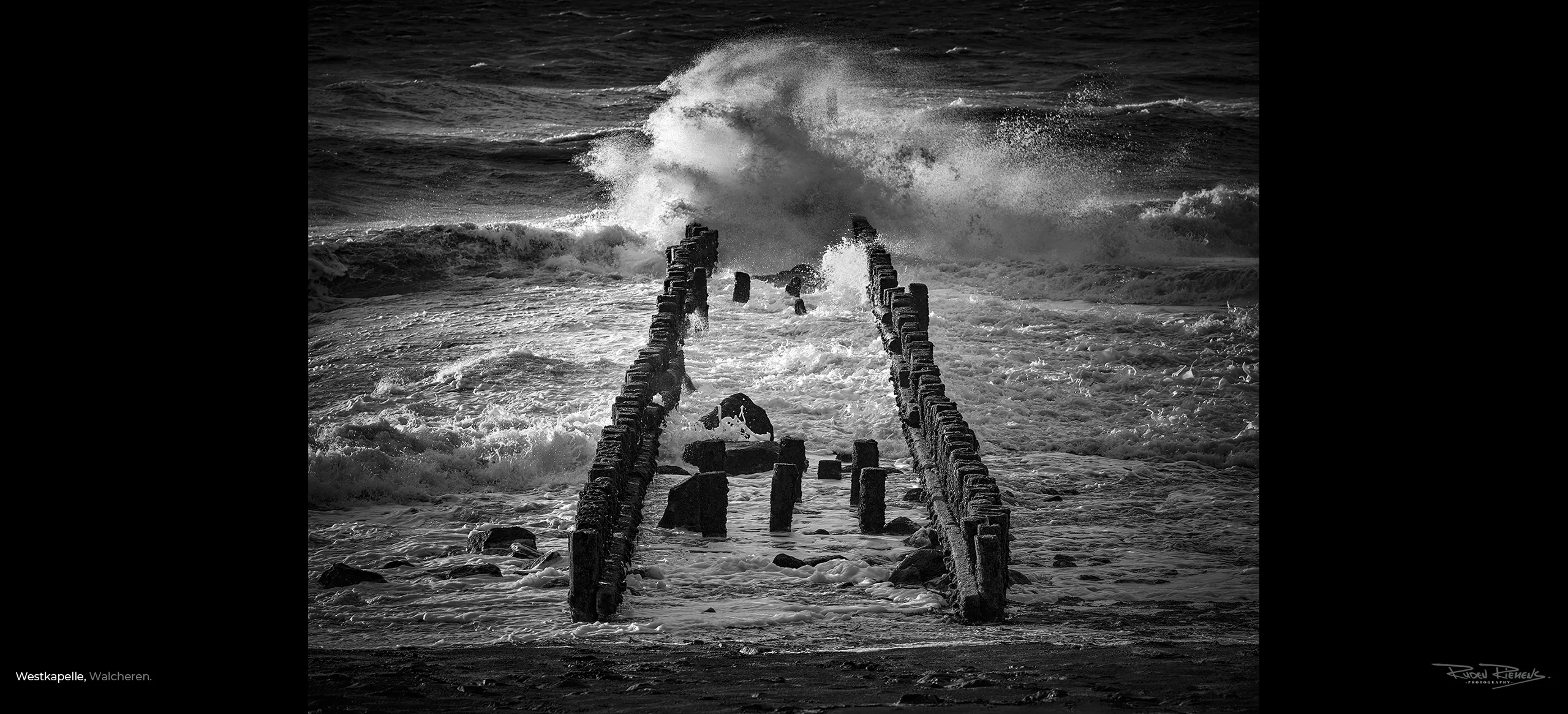 Woeste golf tijdens een storm op het paalhoofd te Westkapelle, Ruden Riemens Photography.