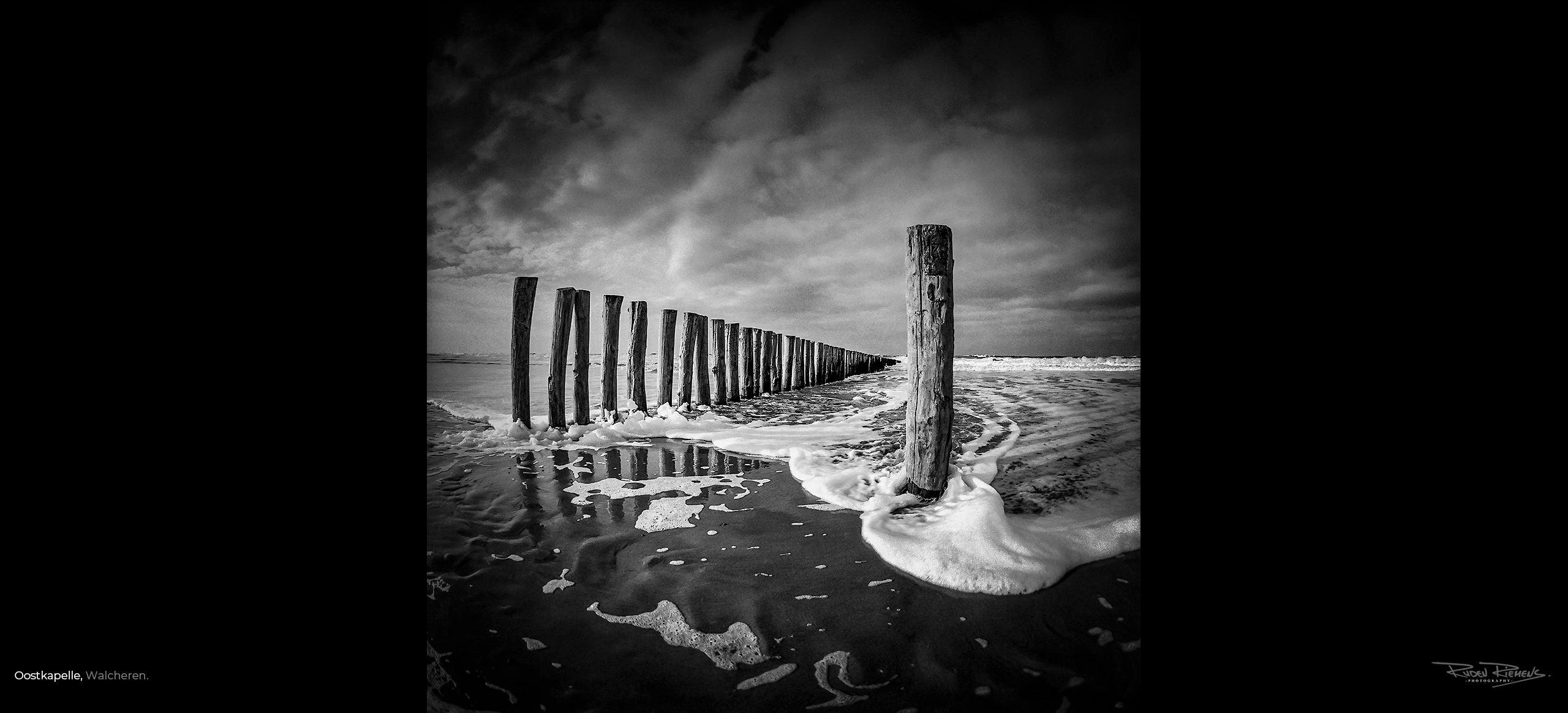 Zwart-wit foto van paalhoofd aan de Zeeuwse kust te Oostkapelle, verkrijgbaar op canvas of ingelijst, mooi voor aan de muur, foto Ruden Riemens.