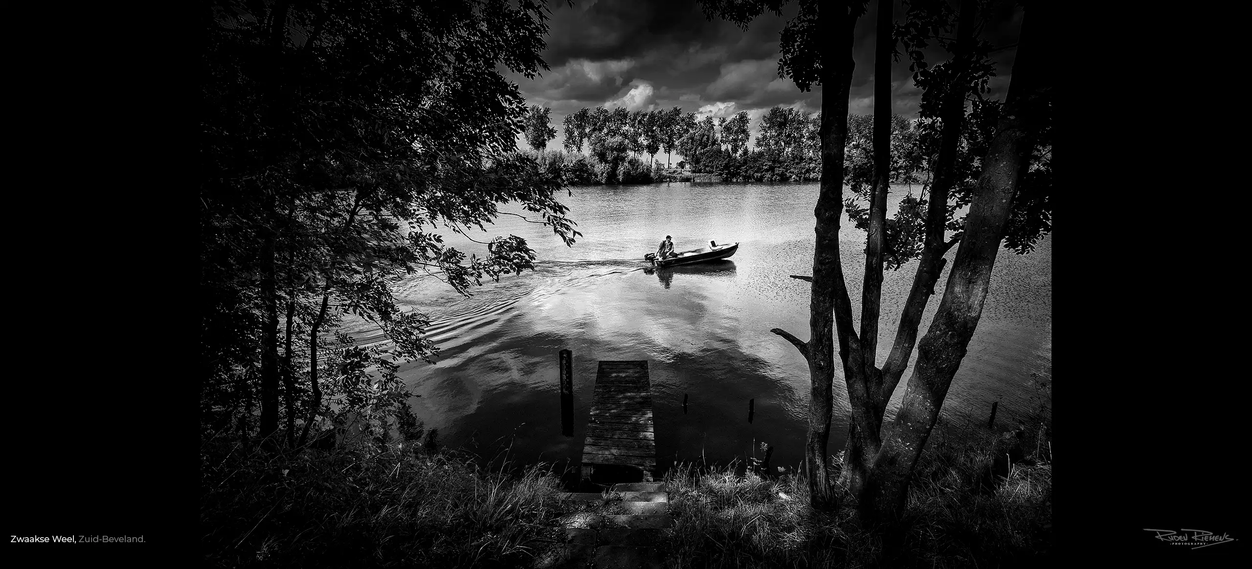 De Zeeuwse natuur vind je in natuurgebied de Zwaakse Weel waar een bootje passeert op de kreek, foto Ruden Riemens.