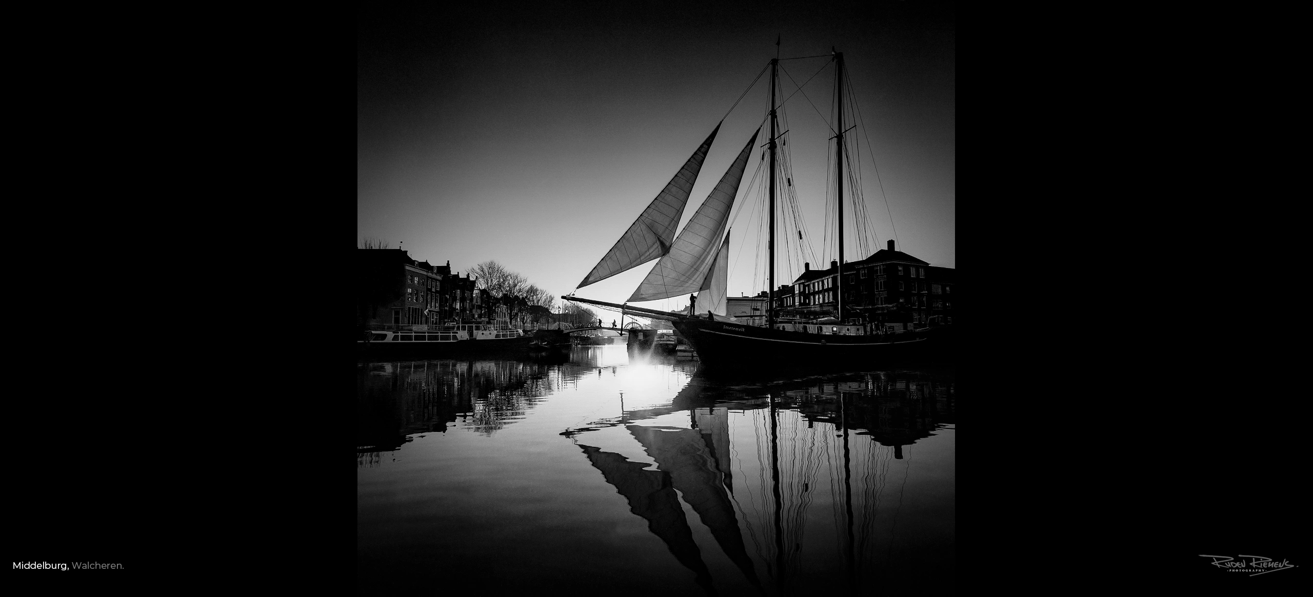 De Stortemelk net terug van een ver avontuur droogt de zeilen in de haven van Middelburg, foto Ruden Riemens.