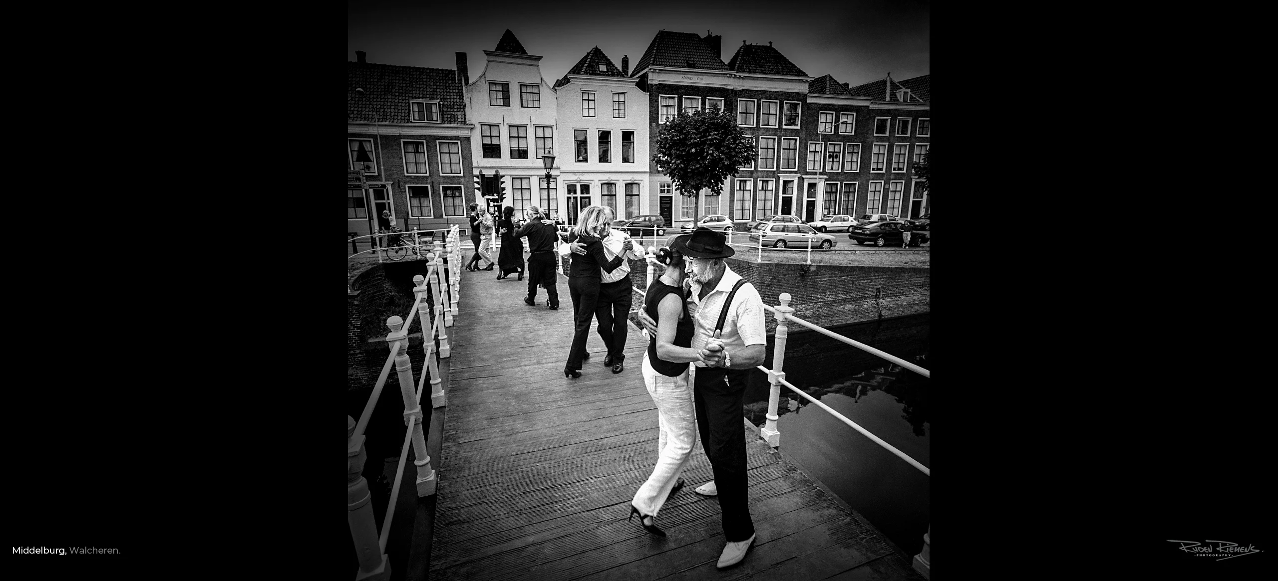 Tangodansen op de Bellinkbrug tussen de kaaien van Middelburg, in zwart-wit vastgelegd door Ruden Riemens Fotografie.