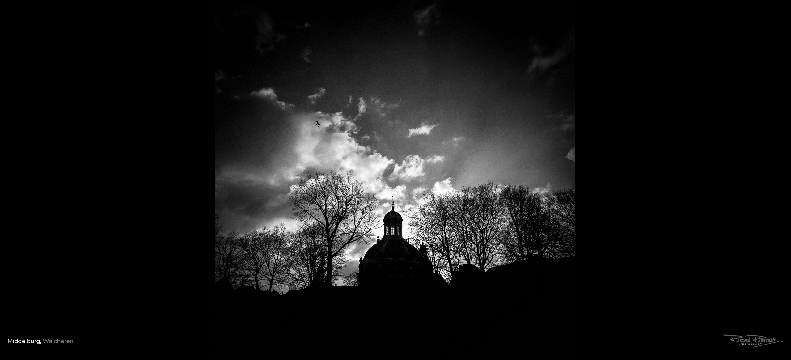 Avondsilhouet in zwart-wit van de Oostkerk te Middelburg, de woonplaats van Ruden Riemens fotograaf.