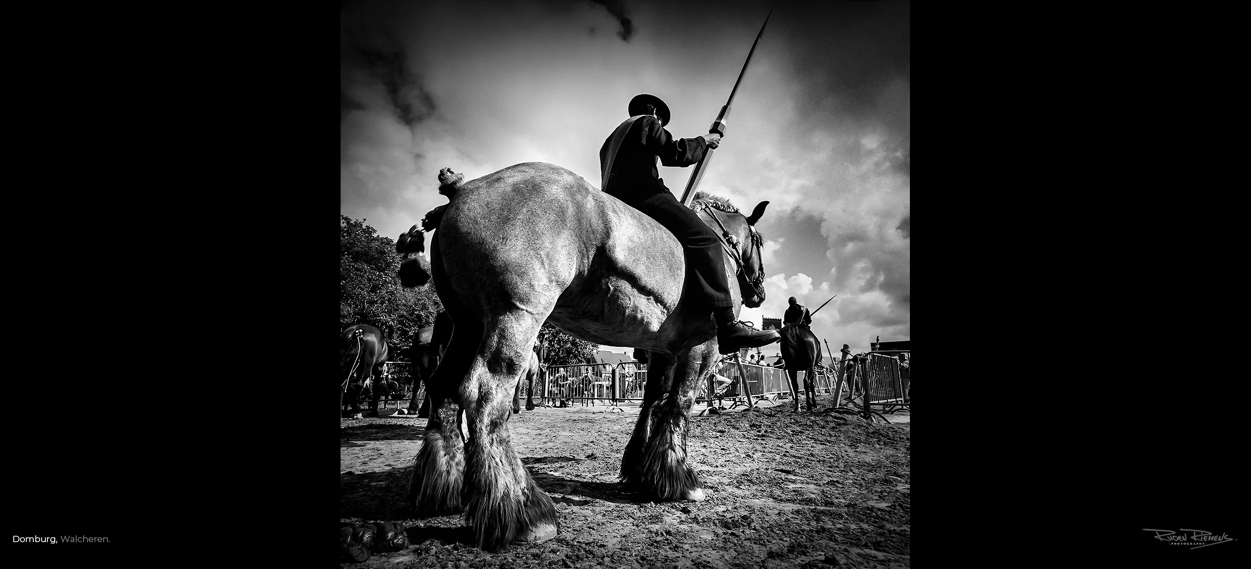 Ringrijden in Domburg te Zeeland, voorbereiding op de start haarscherp vastgelegd door de Zeelandfotograaf Ruden Riemens.