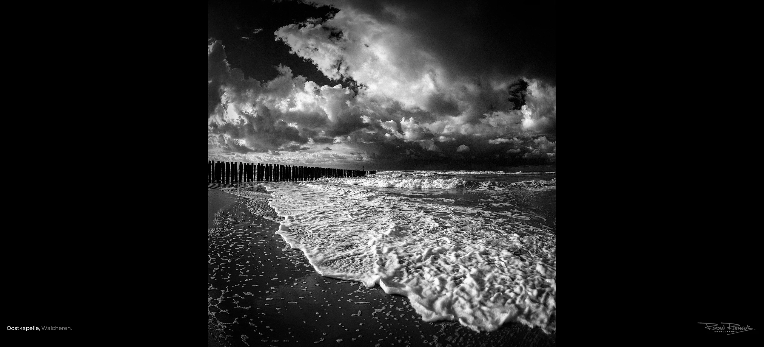 Zeeuws paalhoofd in aankomende zee met dreigende wolkenlucht te Oostkapelle, mooi als wandbehang aan uw muur, gefotografeerd door de Zeeuwse landschapsfotograaf Ruden Riemens.