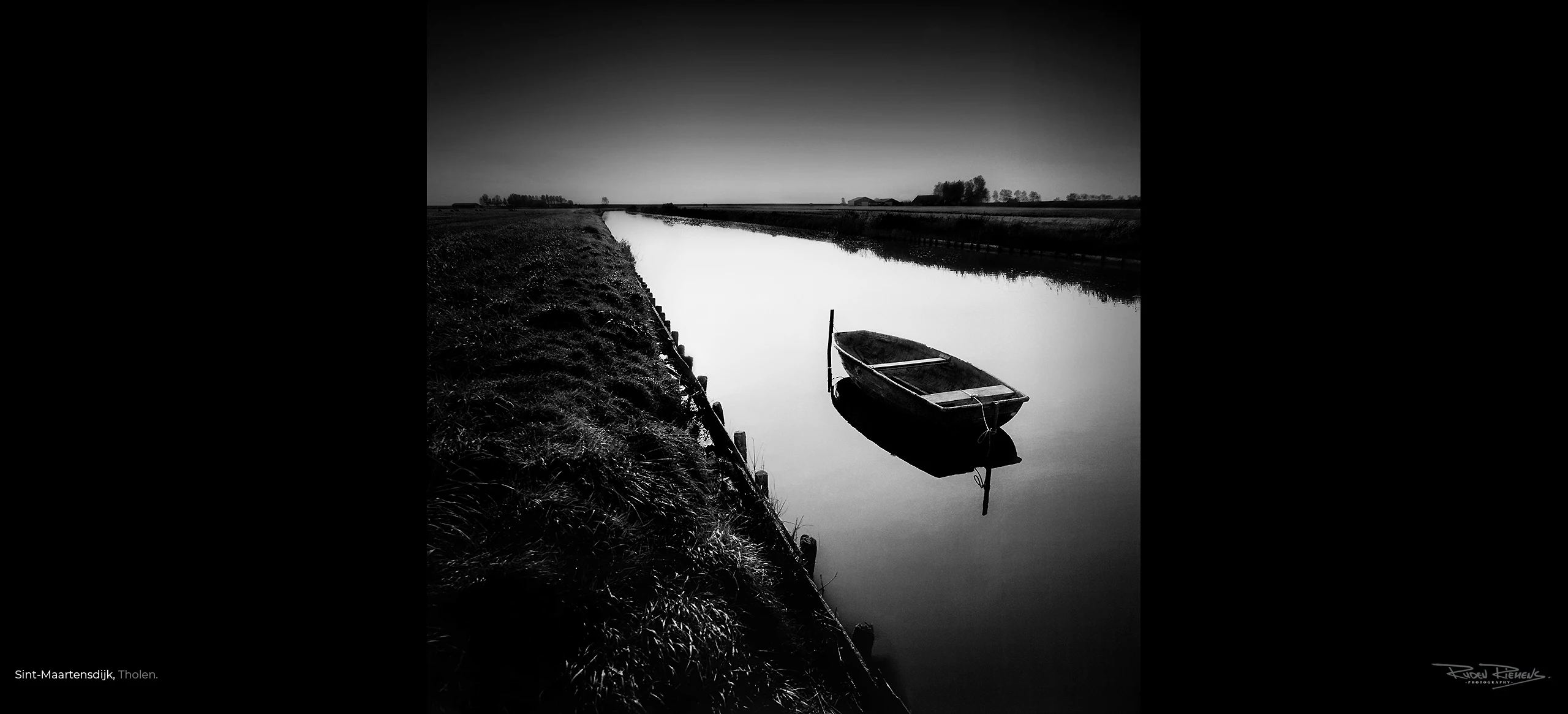 Bootje van palingvisser voor anker in de watergang van Sint-Maartensdijk op Tholen, Zeeland, rudenriemens.com.