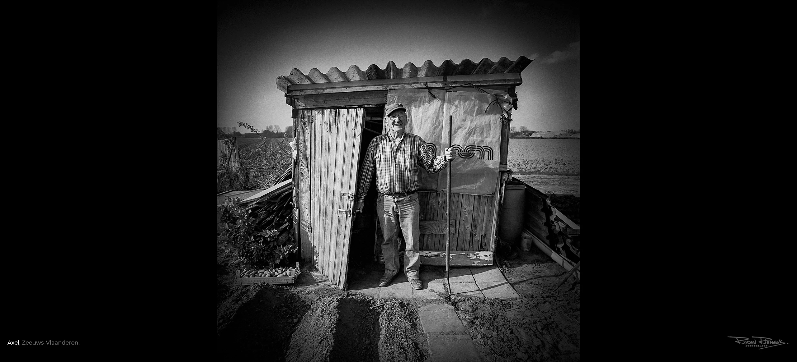 Portret van een volkstuinder voor zijn schuurtje in Axel Zeeuws-Vlaanderen door Ruden Riemens.