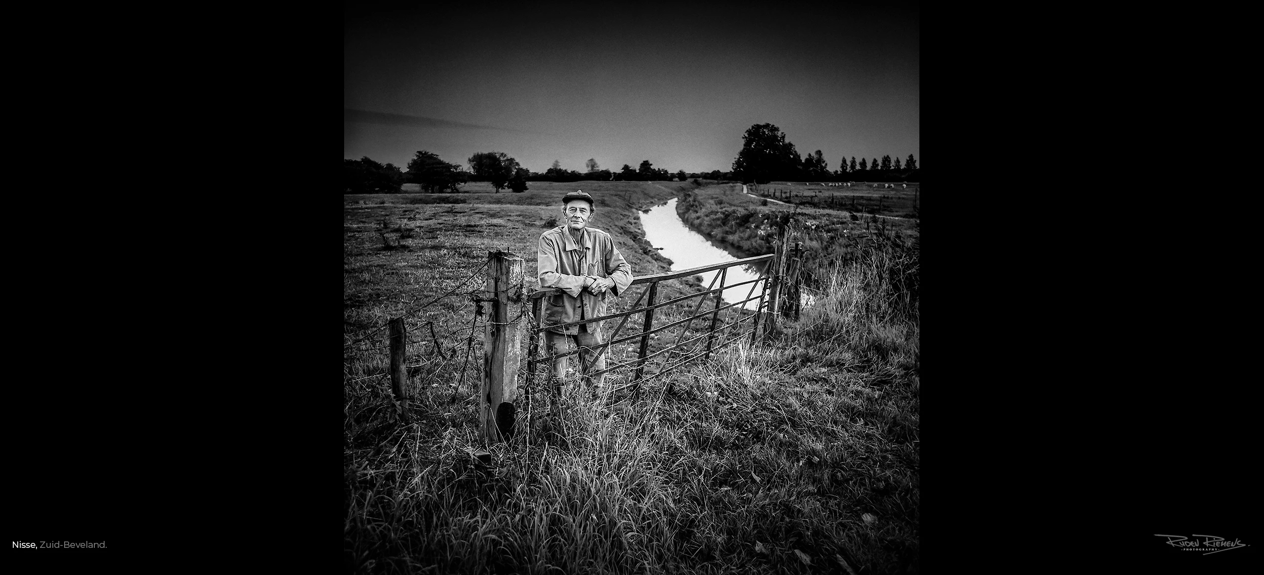 Ruden Riemens maakte dit zwart-wit portret van een boer in zijn weiland te Nisse Zuid Beveland, net voor het vallen van de avond.