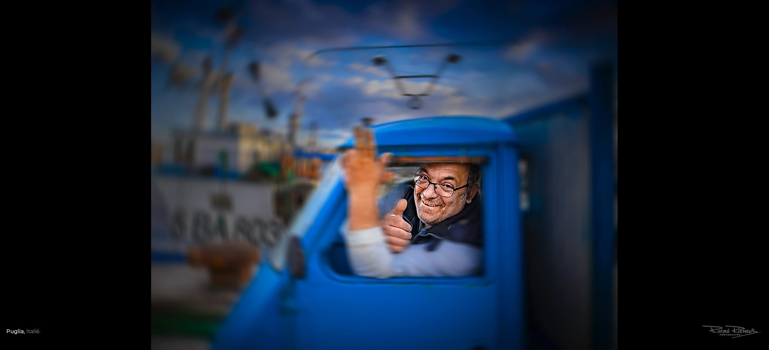 Per sempre immortale, portret van een vismijnmedewerker in het vissersdorp Mola di Bari in Puglia Italië, door fotograaf Ruden Riemens.