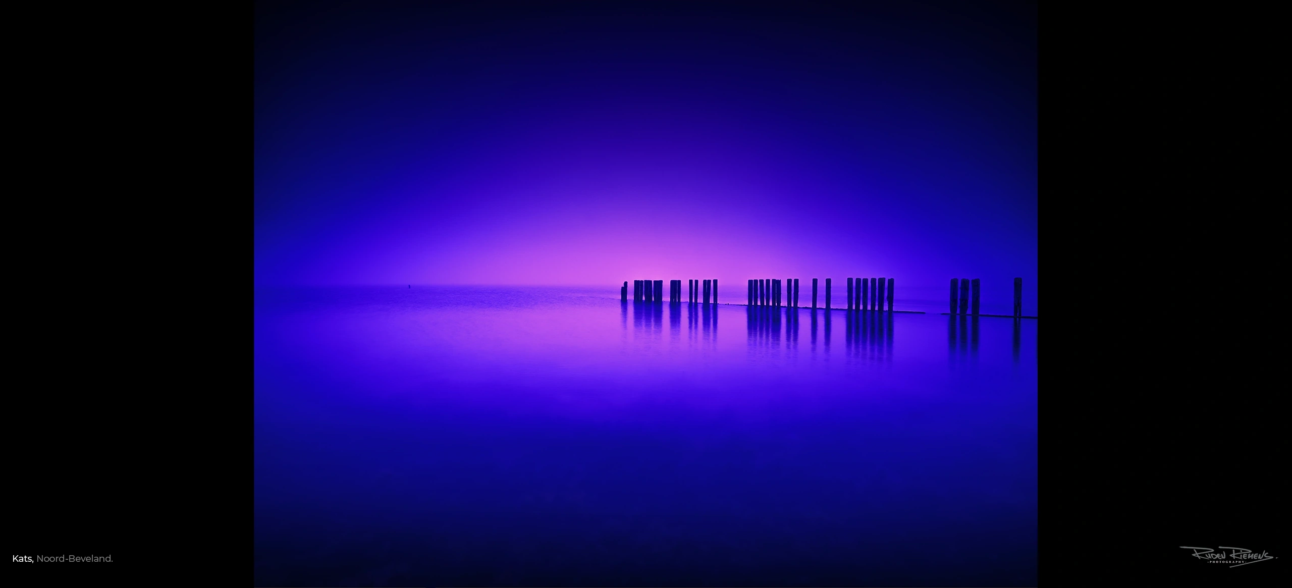 Zeeuws paalhoofd in het allerlaatste licht in de oude landbouwhaven van Kats aan de Oosterschelde in Zeeland, Ruden Riemens Fotografie Zeeland Kleur.