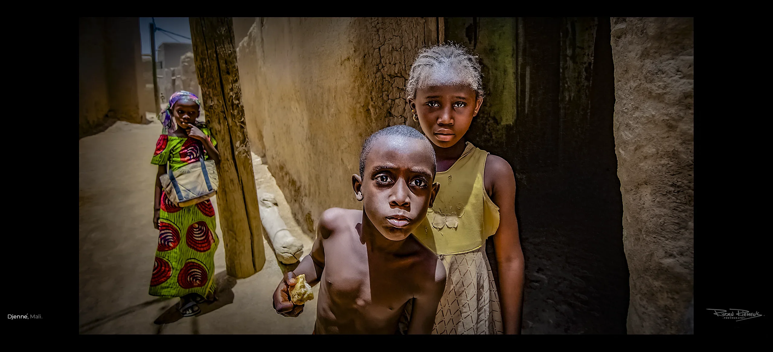 Straatfoto van plaatselijke jeugd geportretteerd in Djenné Mali door Ruden Riemens Photography, te zien op www.rudenriemens.com.