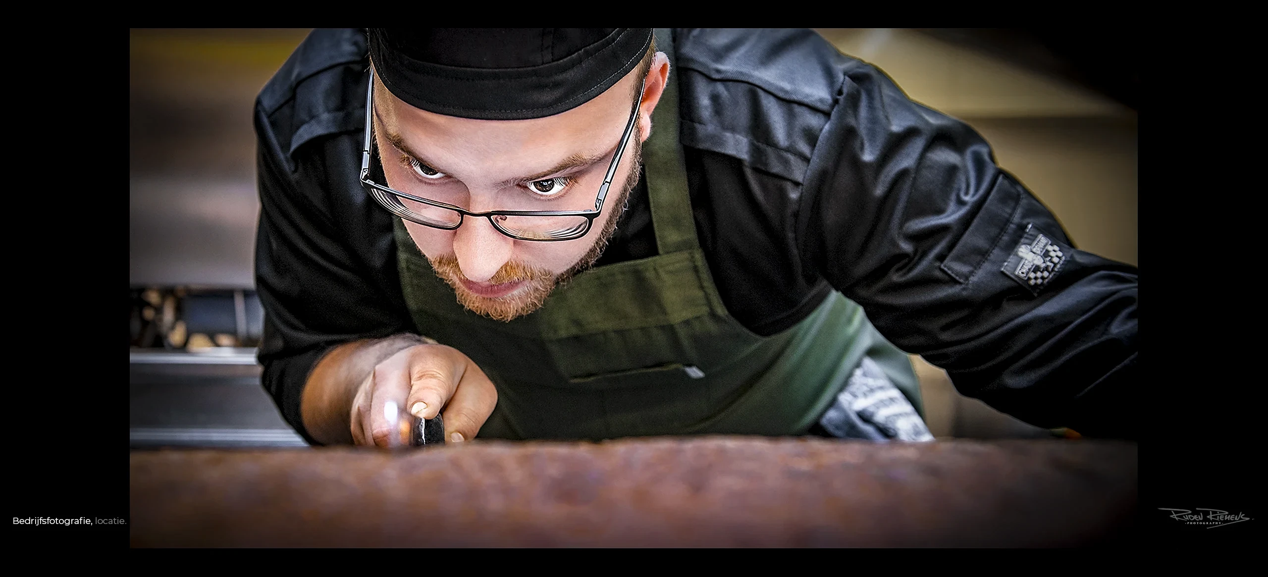 Chefkok in opperste concentratie aan het werk, foto gemaakt door Ruden Riemens B2BBedrijfsfotografie.