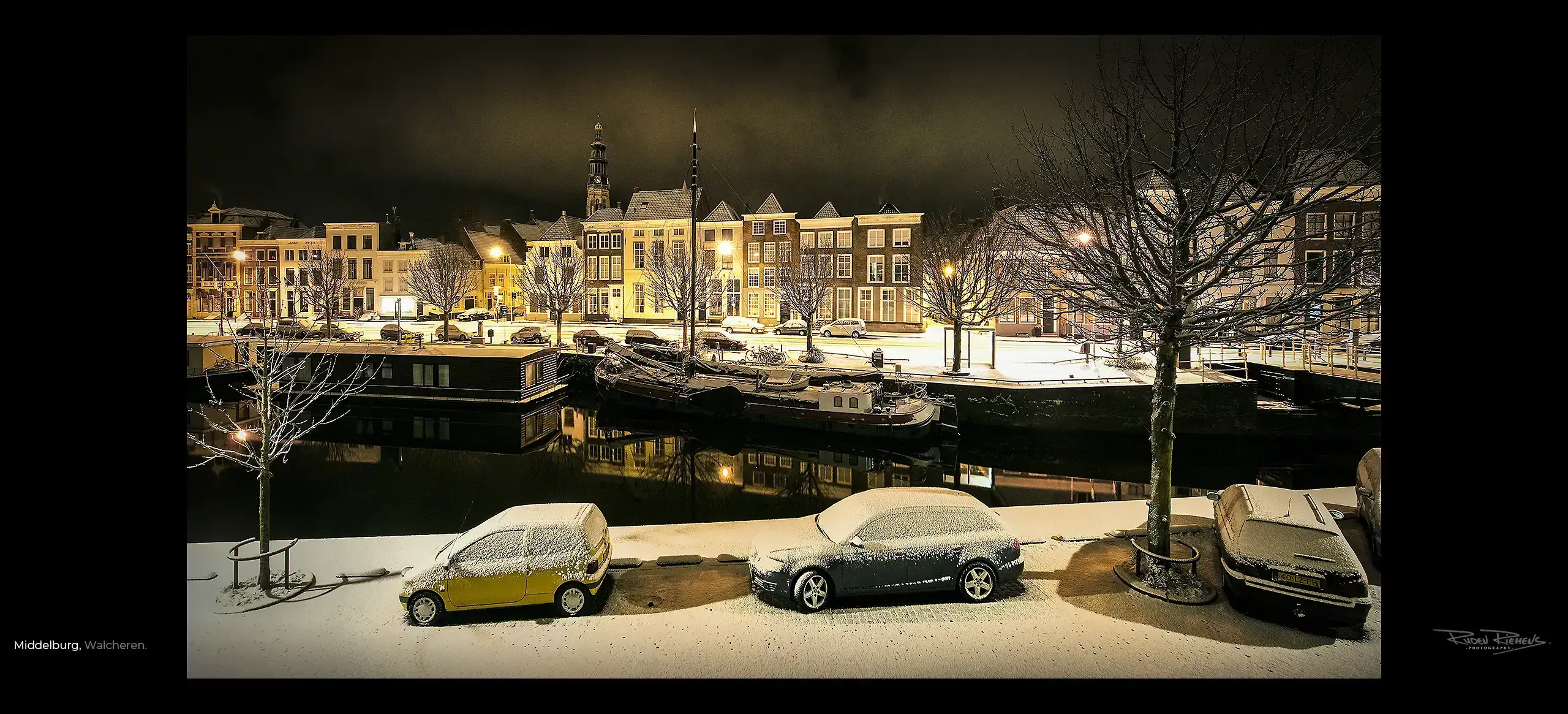 De kaaien van Middelburg bij nacht als een Anton Pieck decor in de sneeuw, foto gemaakt vanaf de korendijk door Ruden Riemens Photography Zealand Color.