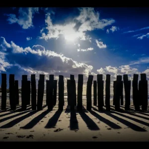 Paalhoofd op het strand te Oostkapelle op Walcheren onder wolkenlucht in tegenlicht, Ruden Riemens Fotografie Zeeland Kleur.